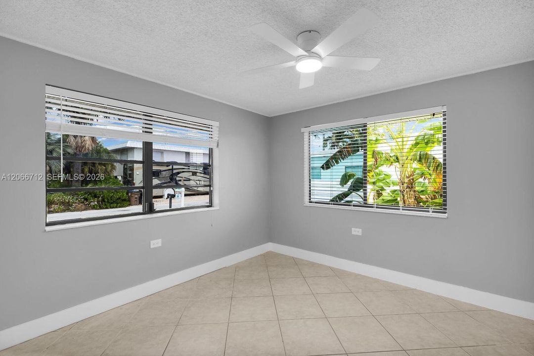 For Sale: $675,000 (2 beds, 2 baths, 945 Square Feet)