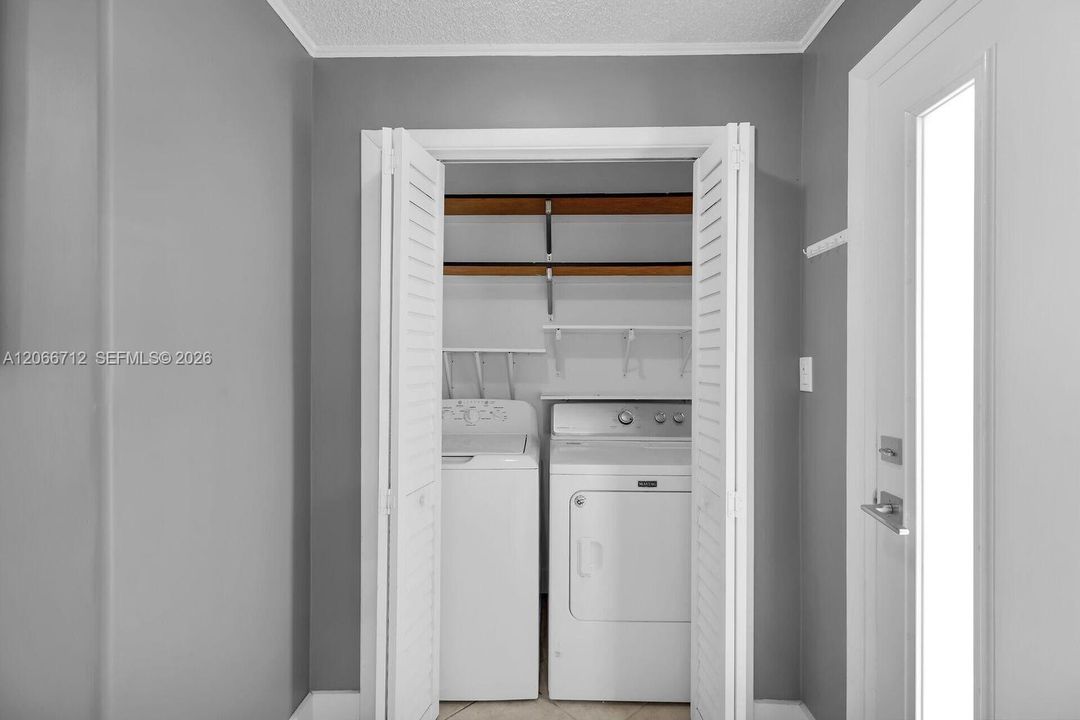 For Sale: $675,000 (2 beds, 2 baths, 945 Square Feet)