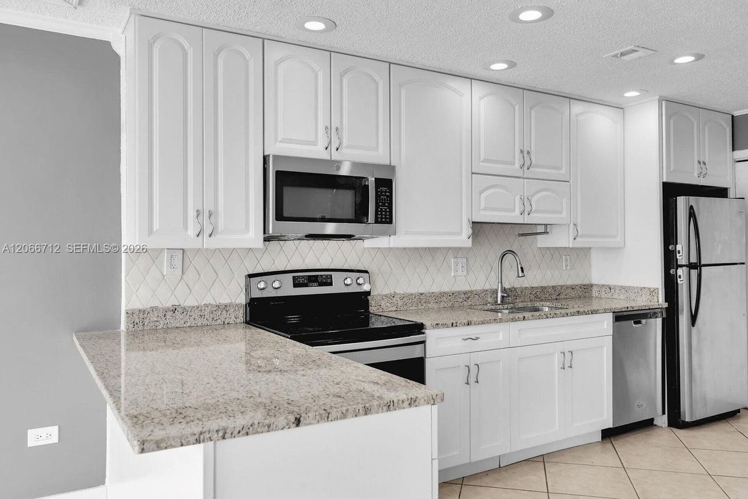 For Sale: $675,000 (2 beds, 2 baths, 945 Square Feet)
