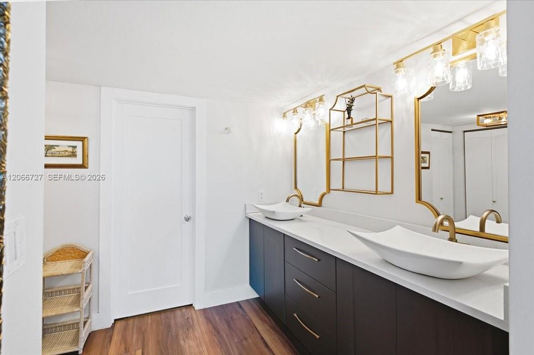 For Sale: $1,395,000 (2 beds, 2 baths, 1260 Square Feet)