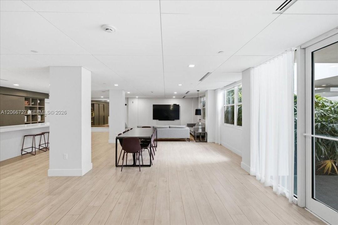 For Sale: $1,395,000 (2 beds, 2 baths, 1260 Square Feet)