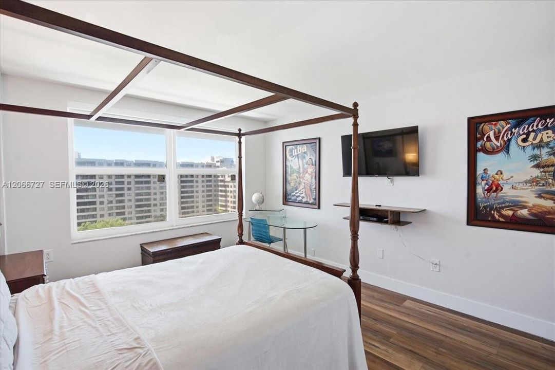 For Sale: $1,395,000 (2 beds, 2 baths, 1260 Square Feet)