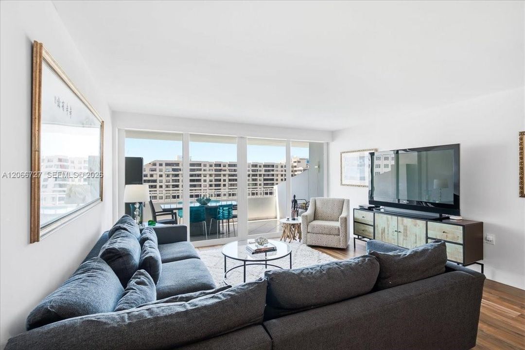 For Sale: $1,395,000 (2 beds, 2 baths, 1260 Square Feet)