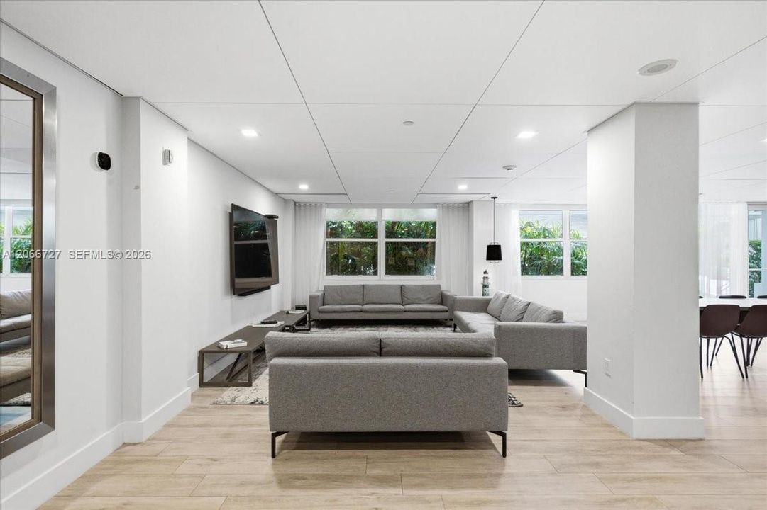 For Sale: $1,395,000 (2 beds, 2 baths, 1260 Square Feet)