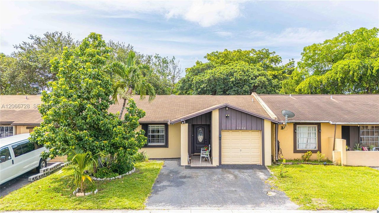 For Sale: $449,900 (3 beds, 2 baths, 1294 Square Feet)