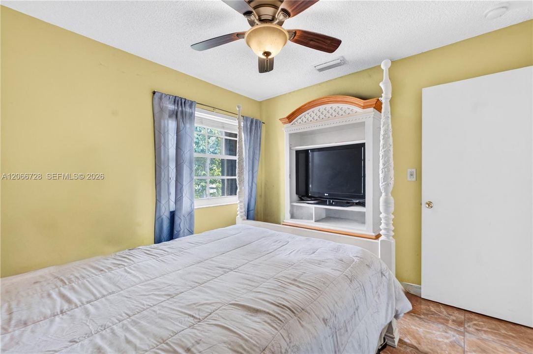 For Sale: $449,900 (3 beds, 2 baths, 1294 Square Feet)
