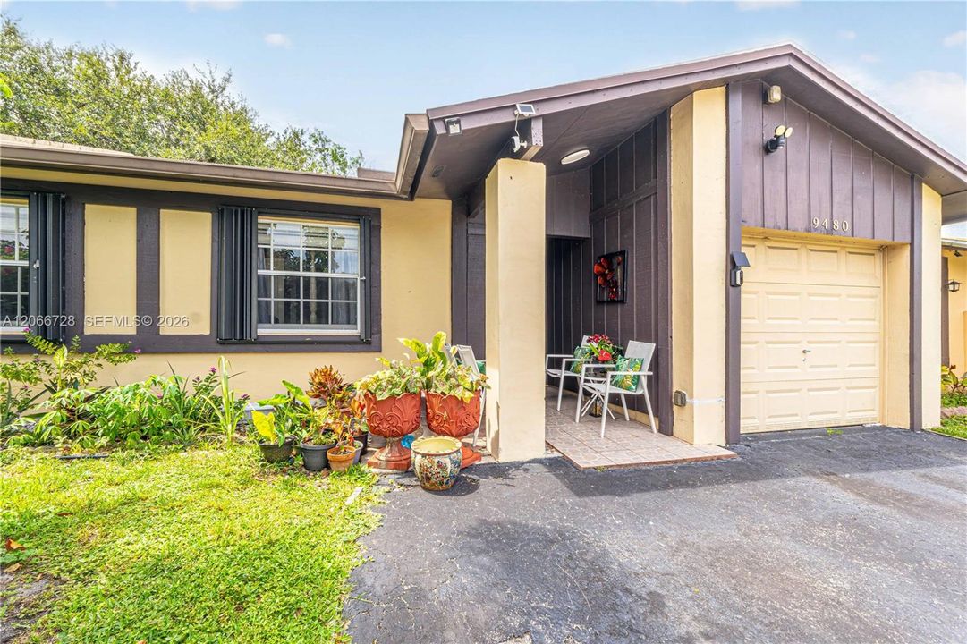 For Sale: $449,900 (3 beds, 2 baths, 1294 Square Feet)