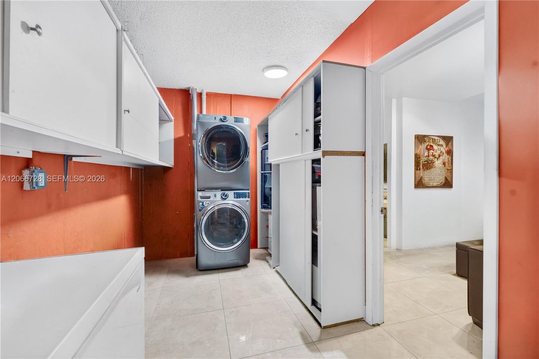 For Sale: $449,900 (3 beds, 2 baths, 1294 Square Feet)