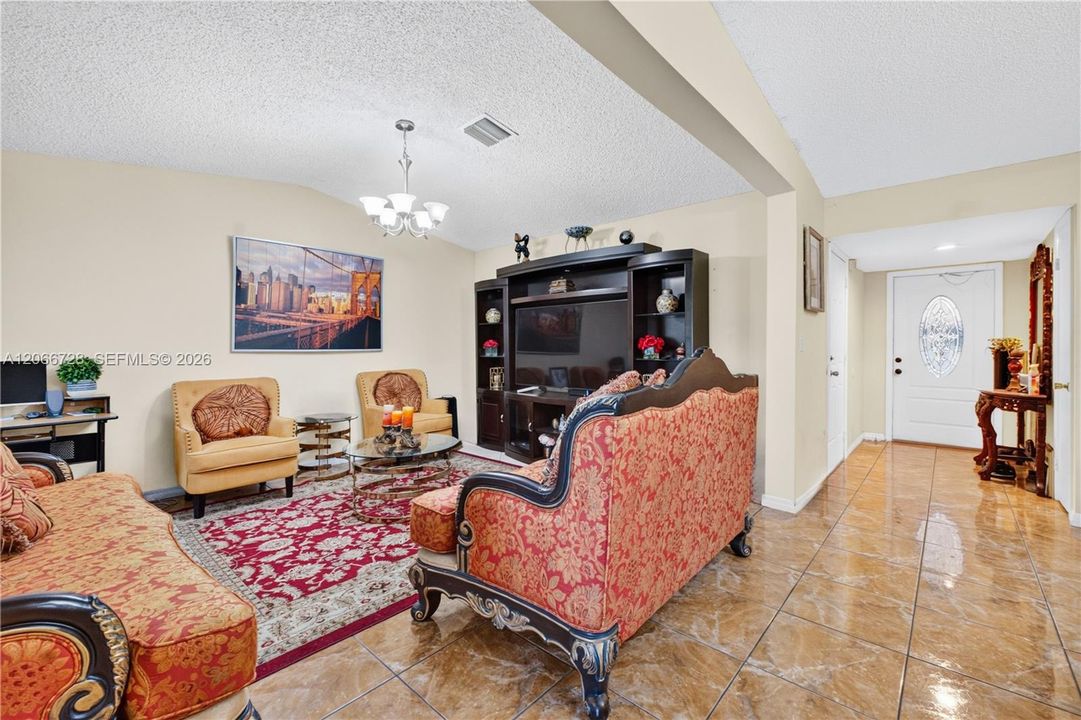 For Sale: $449,900 (3 beds, 2 baths, 1294 Square Feet)