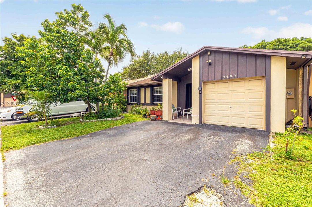 For Sale: $449,900 (3 beds, 2 baths, 1294 Square Feet)