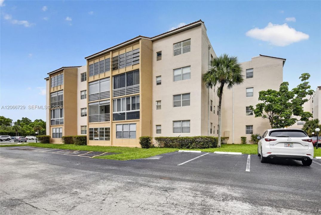 For Sale: $89,000 (1 beds, 1 baths, 748 Square Feet)