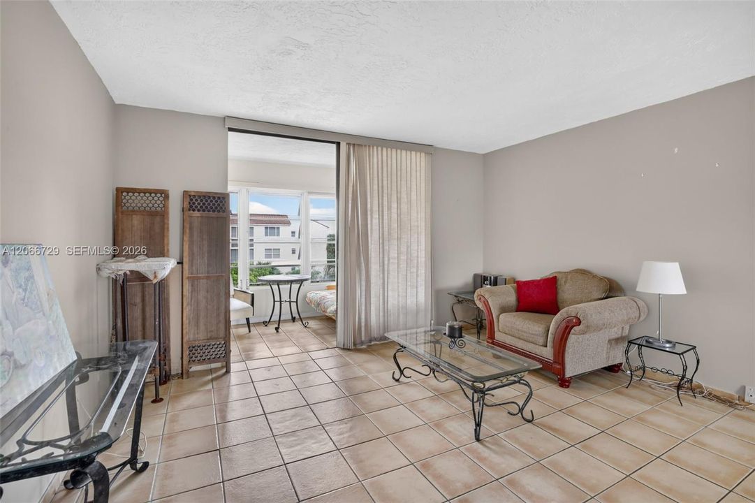 For Sale: $89,000 (1 beds, 1 baths, 748 Square Feet)