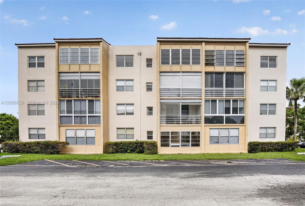 For Sale: $89,000 (1 beds, 1 baths, 748 Square Feet)