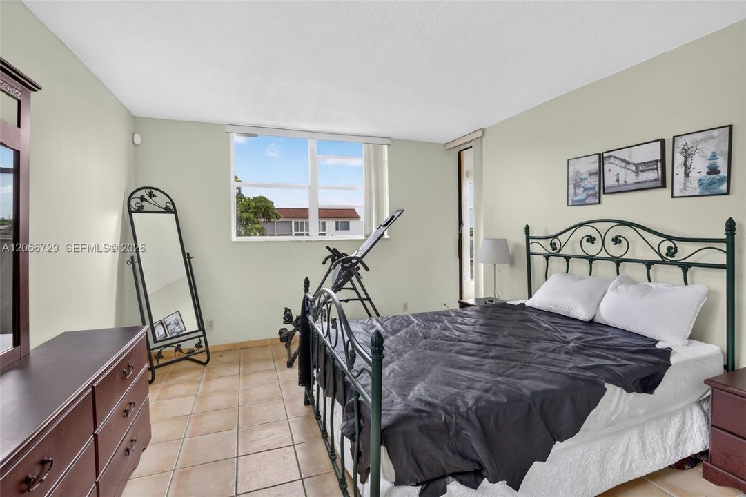 For Sale: $89,000 (1 beds, 1 baths, 748 Square Feet)