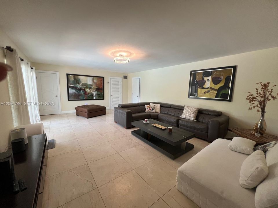 For Sale: $1,075,000 (3 beds, 3 baths, 2031 Square Feet)