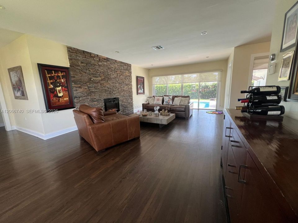 For Sale: $1,075,000 (3 beds, 3 baths, 2031 Square Feet)