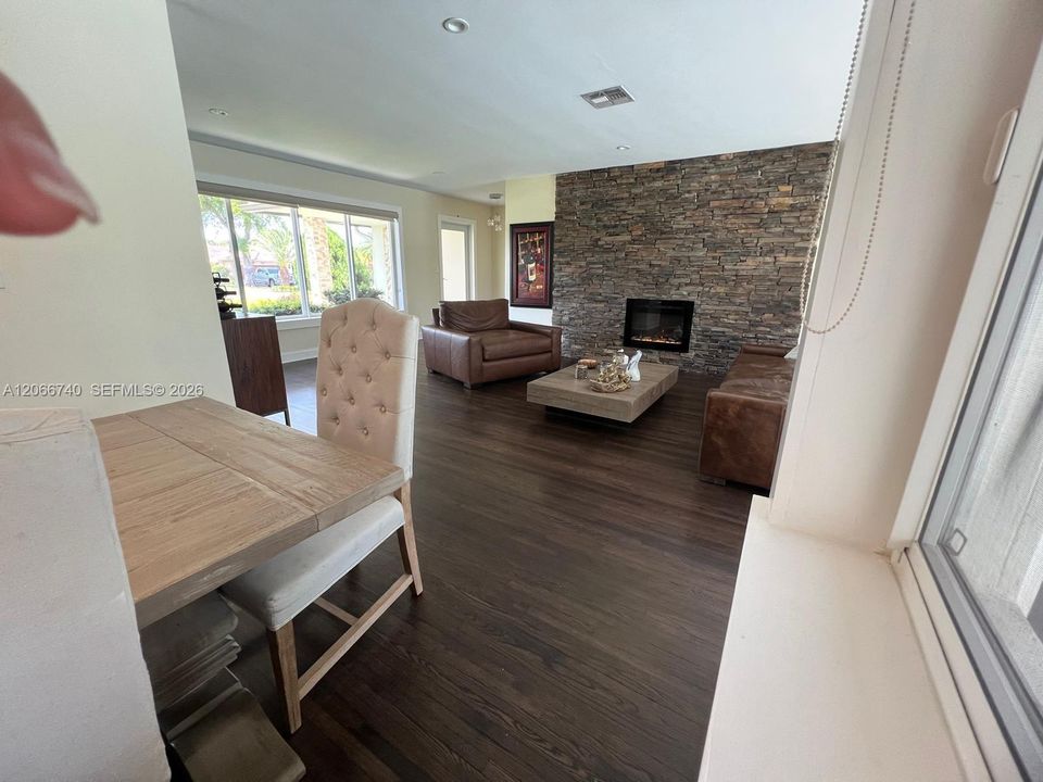 For Sale: $1,075,000 (3 beds, 3 baths, 2031 Square Feet)