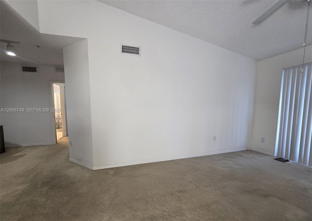 For Rent: $1,925 (1 beds, 1 baths, 730 Square Feet)