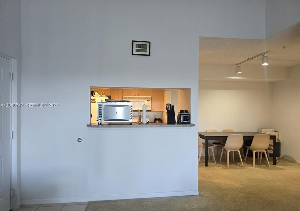 For Rent: $1,925 (1 beds, 1 baths, 730 Square Feet)