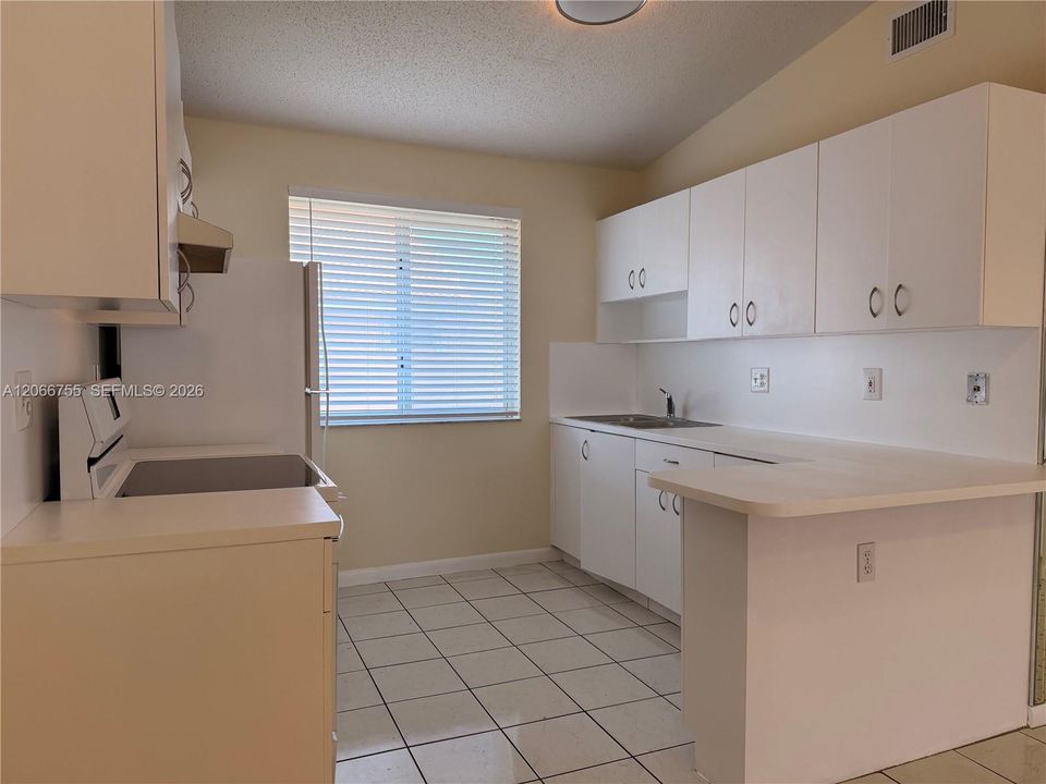 For Sale: $300,000 (2 beds, 2 baths, 857 Square Feet)