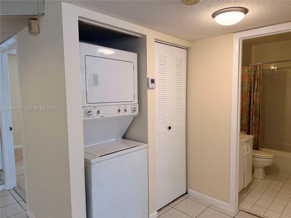 For Sale: $300,000 (2 beds, 2 baths, 857 Square Feet)