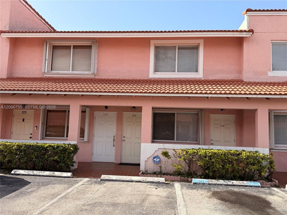 For Sale: $300,000 (2 beds, 2 baths, 857 Square Feet)
