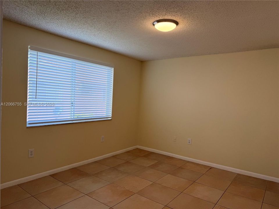 For Sale: $300,000 (2 beds, 2 baths, 857 Square Feet)