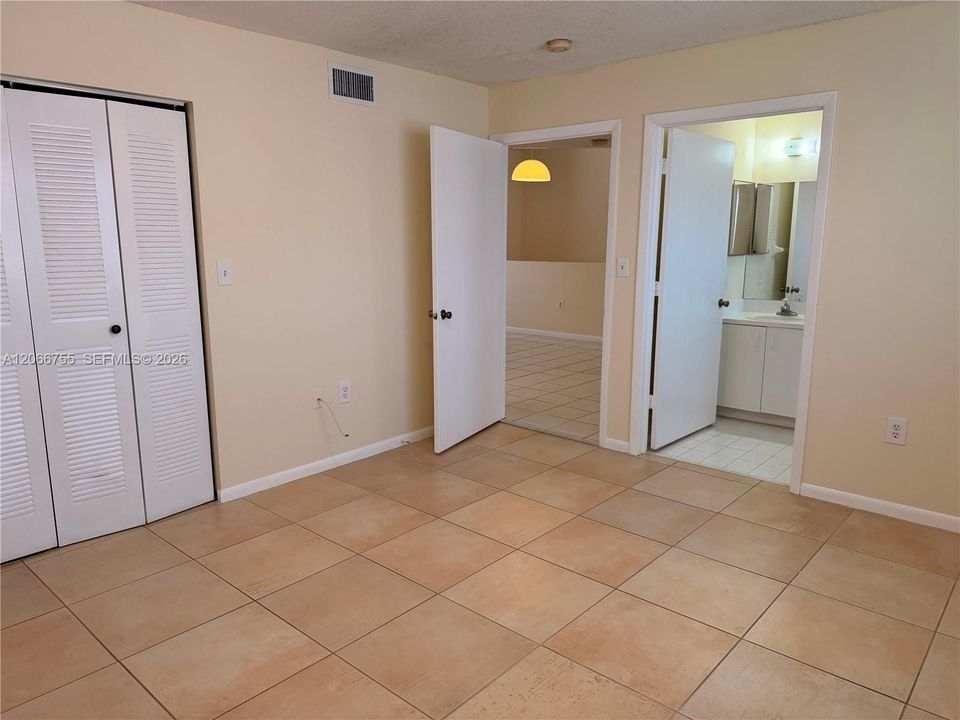 For Sale: $300,000 (2 beds, 2 baths, 857 Square Feet)