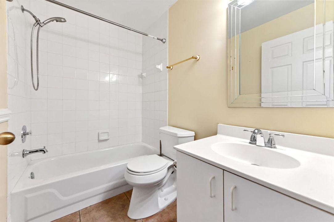38 bathroom 01