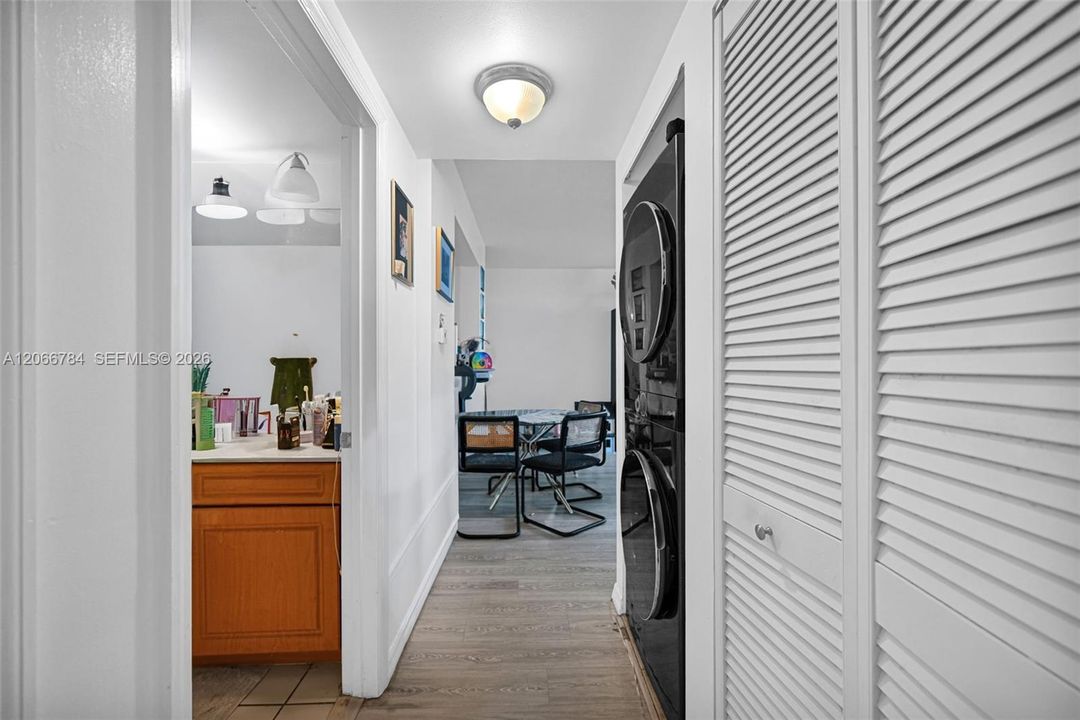 For Sale: $400,000 (2 beds, 2 baths, 893 Square Feet)