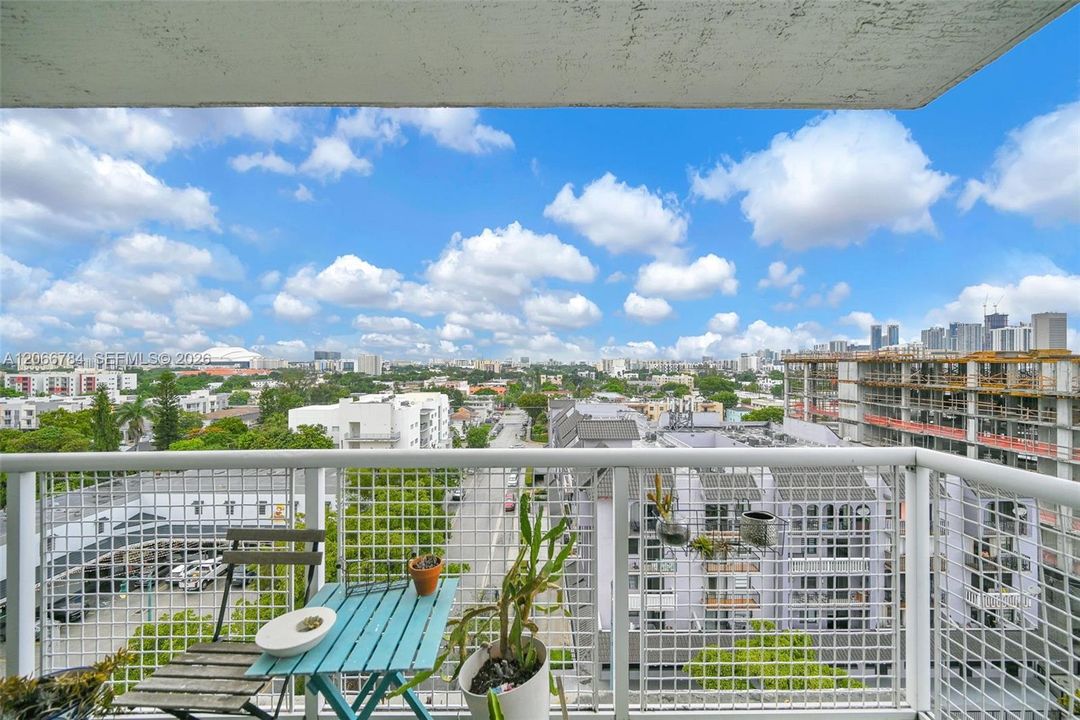 For Sale: $400,000 (2 beds, 2 baths, 893 Square Feet)