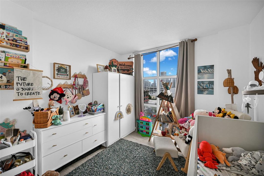 For Sale: $400,000 (2 beds, 2 baths, 893 Square Feet)