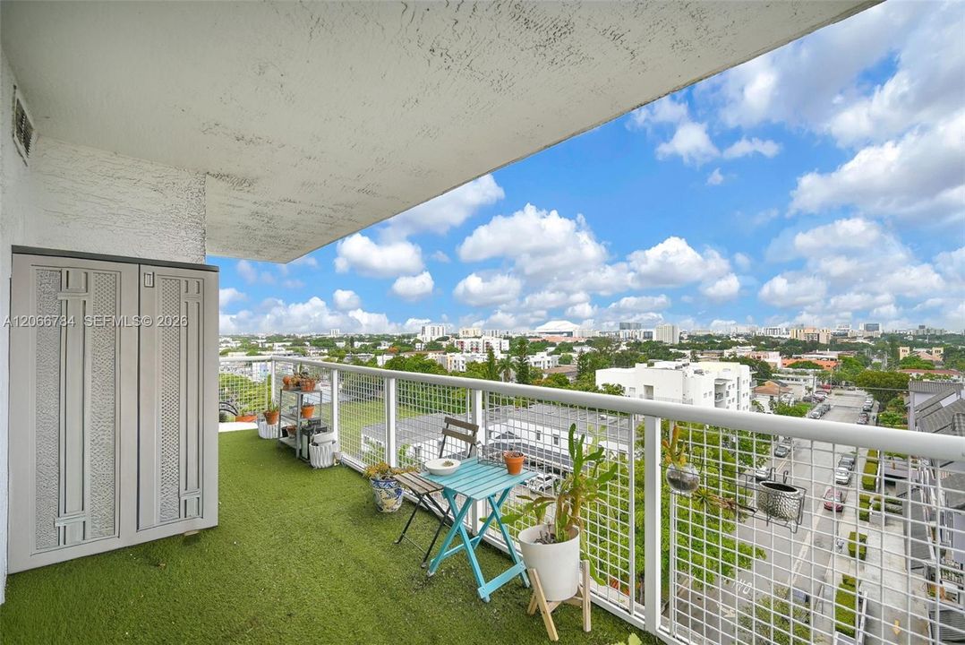 For Sale: $400,000 (2 beds, 2 baths, 893 Square Feet)