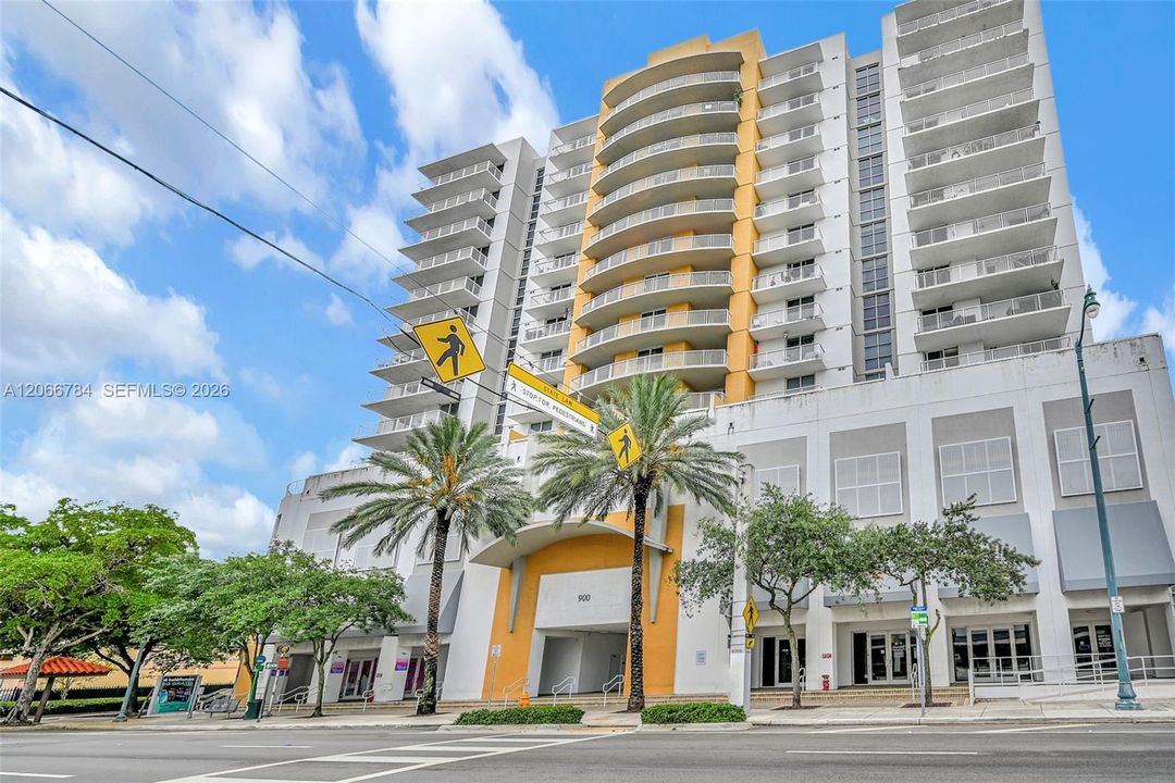 For Sale: $400,000 (2 beds, 2 baths, 893 Square Feet)