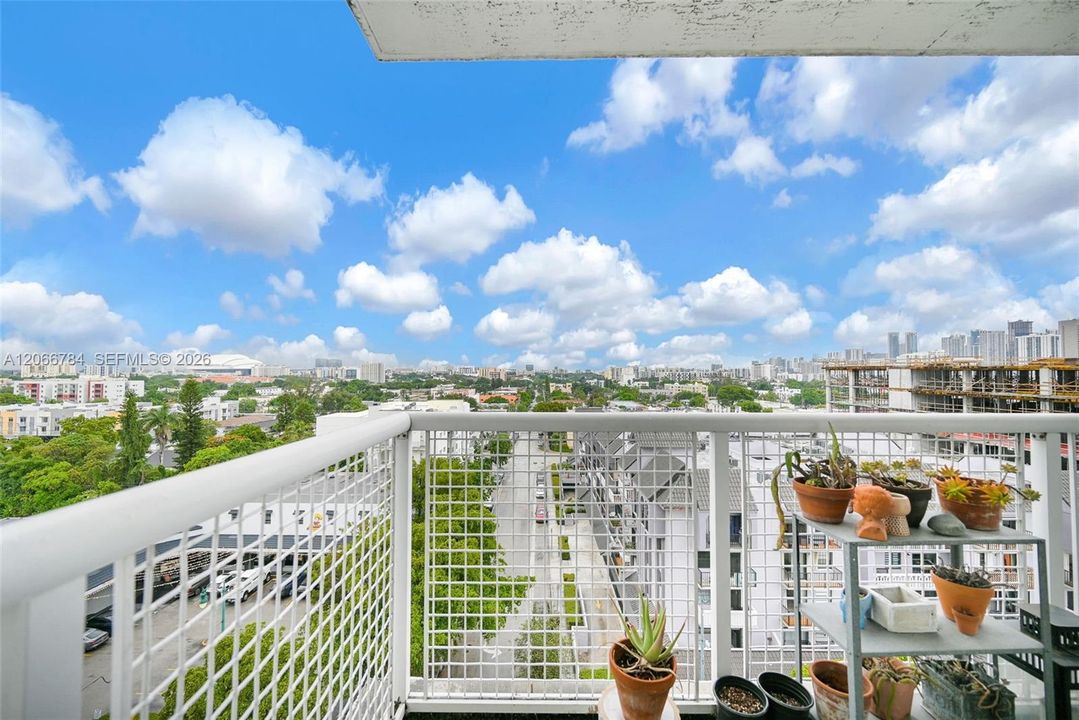 For Sale: $400,000 (2 beds, 2 baths, 893 Square Feet)