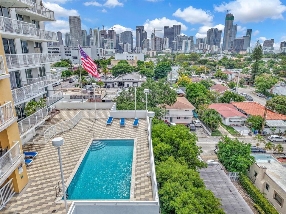 For Sale: $400,000 (2 beds, 2 baths, 893 Square Feet)