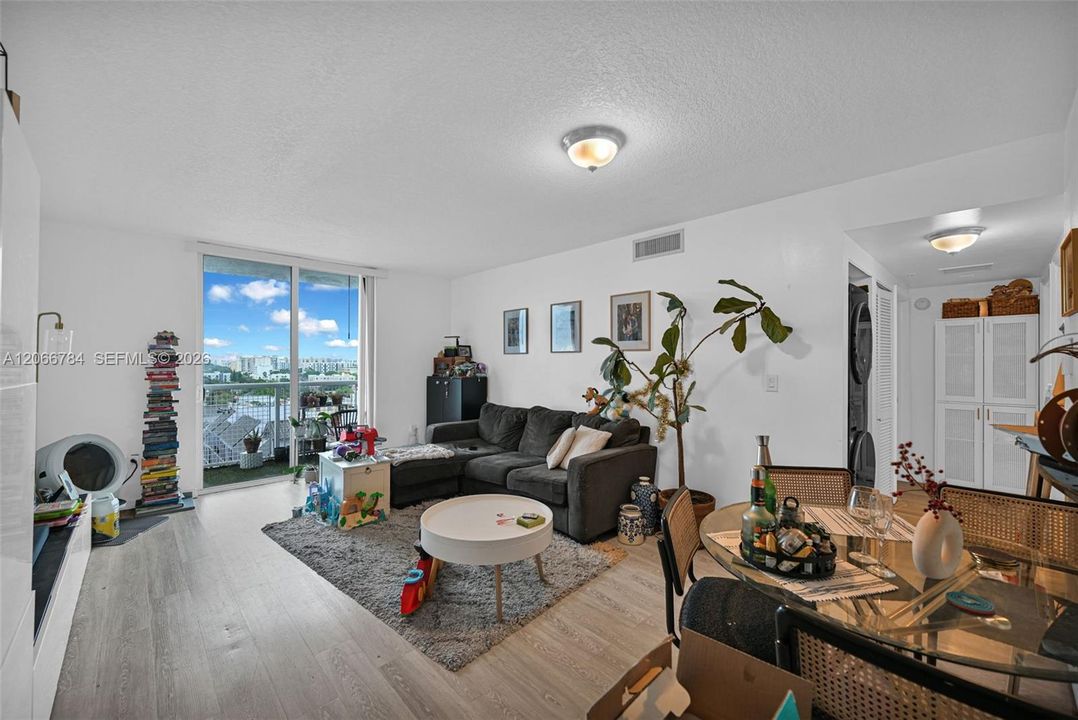 For Sale: $400,000 (2 beds, 2 baths, 893 Square Feet)