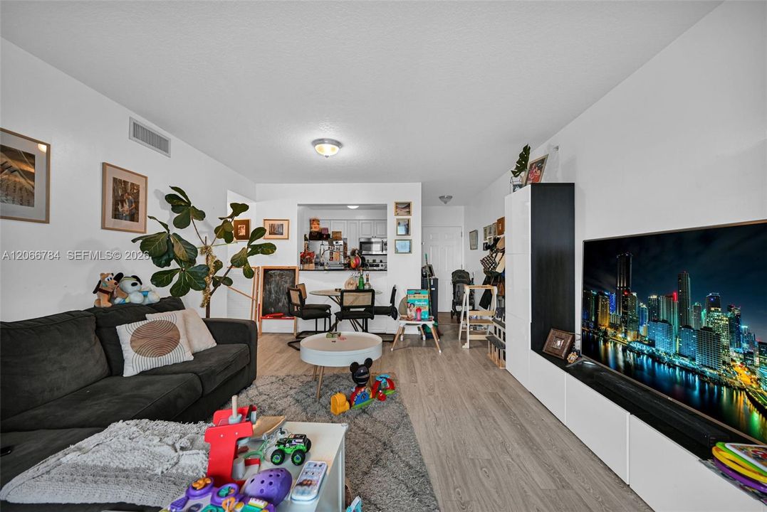 For Sale: $400,000 (2 beds, 2 baths, 893 Square Feet)