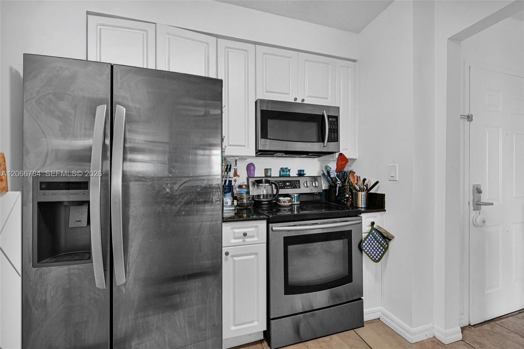 For Sale: $400,000 (2 beds, 2 baths, 893 Square Feet)