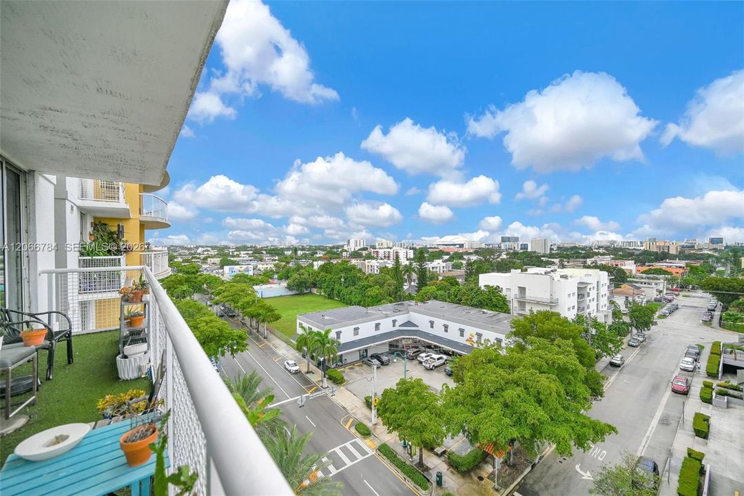 For Sale: $400,000 (2 beds, 2 baths, 893 Square Feet)