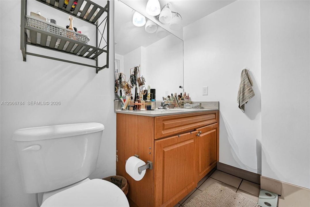 For Sale: $400,000 (2 beds, 2 baths, 893 Square Feet)