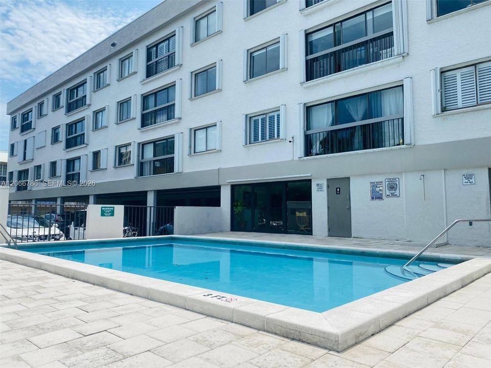 В аренду: $4,200 (2 спален, 2 ванн, 1036 Квадратных фут)