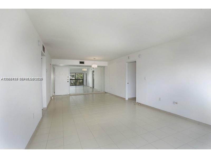 В аренду: $4,200 (2 спален, 2 ванн, 1036 Квадратных фут)