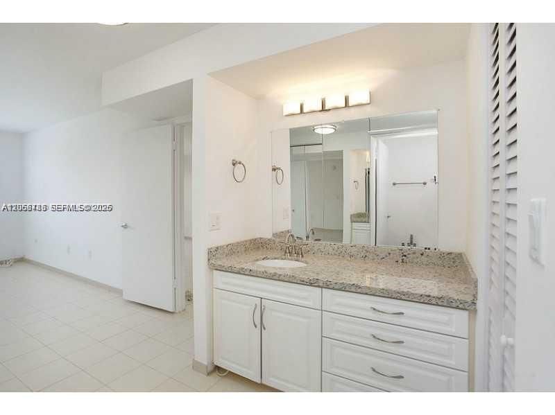 В аренду: $4,200 (2 спален, 2 ванн, 1036 Квадратных фут)