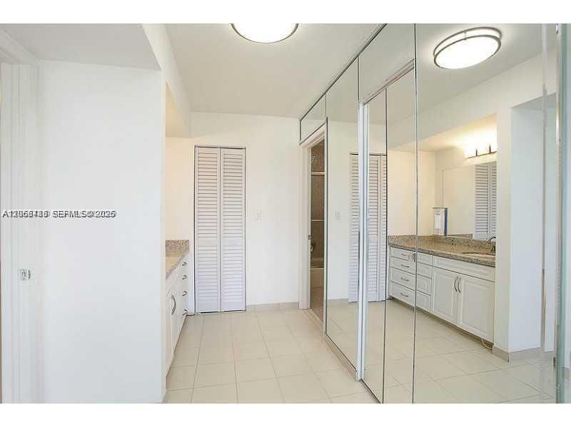 В аренду: $4,200 (2 спален, 2 ванн, 1036 Квадратных фут)