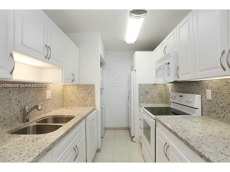 В аренду: $4,200 (2 спален, 2 ванн, 1036 Квадратных фут)