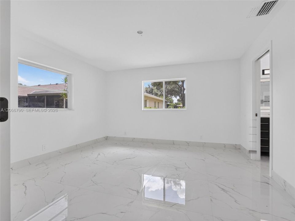 For Sale: $360,000 (2 beds, 2 baths, 1022 Square Feet)