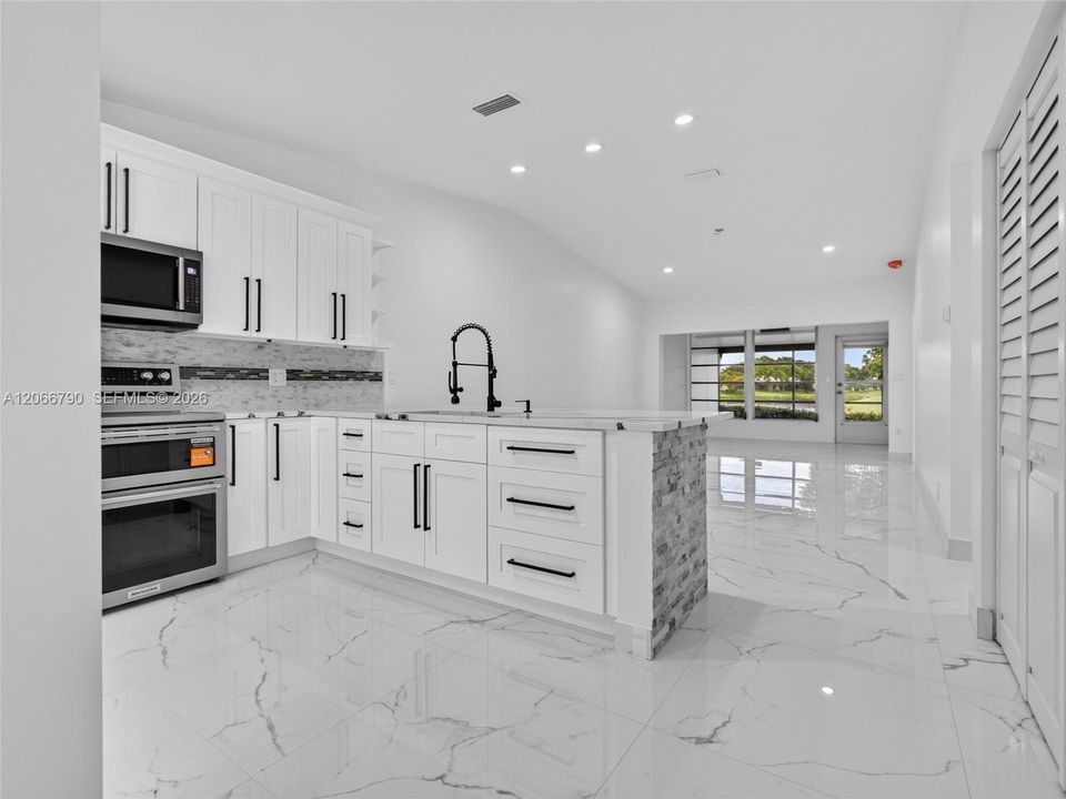 For Sale: $360,000 (2 beds, 2 baths, 1022 Square Feet)