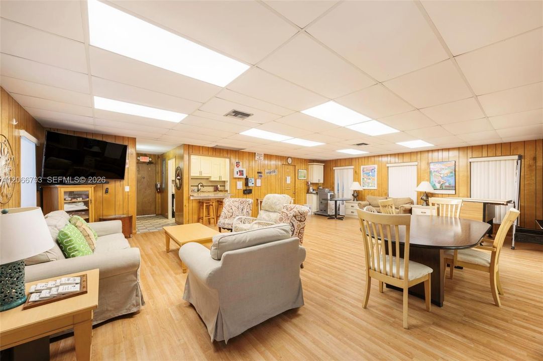 For Sale: $185,000 (2 beds, 2 baths, 980 Square Feet)