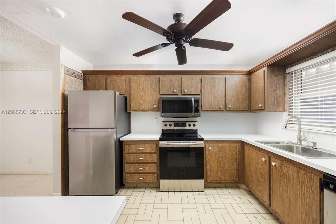 For Sale: $185,000 (2 beds, 2 baths, 980 Square Feet)